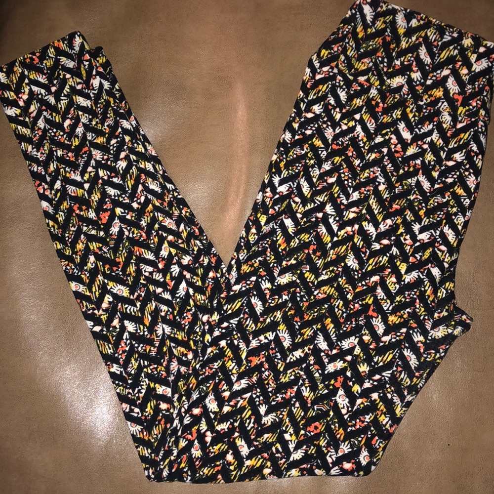 Floral/Chevron Pattern LulaRoe leggings OS